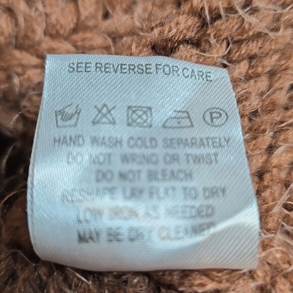 Mohair Off the Shoulder Cropped Sweater - Picture 12 of 14